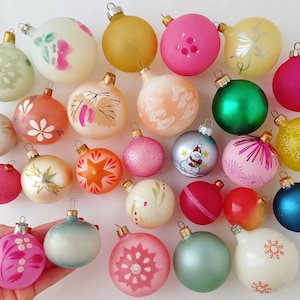 BALL- Glass Vintage Christmas Tree Ornament, Retro Home Decor, Xmas Winter Holiday Gift- Decoration with pattern, picture frosted Pink White