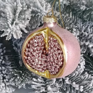 Glass Pomegranate Christmas Ornament – Pink Holiday Tree Decoration with Sugar Frost Finish – 7.5×6×8.5 cm